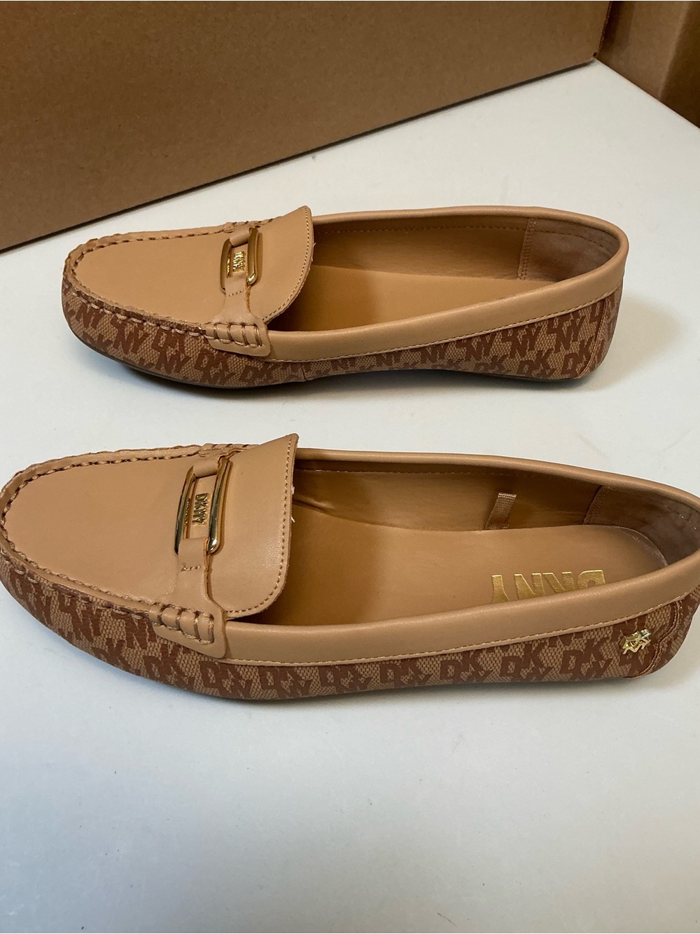 2418 - DKNY Tan Monogram Logo Loafers Driver Moccasins Gold Hardware Size 8M - Picture 3 of 10